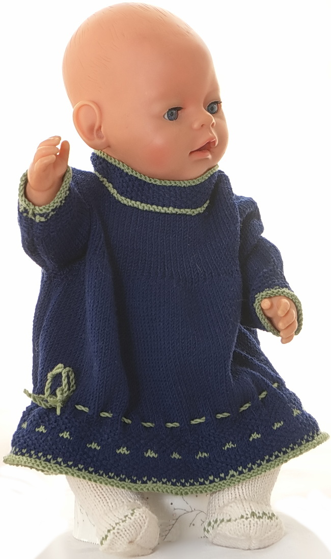 Dress your Baby Born doll in this adorable blue and green dress. The intricate moss stitch and playful eyelets make it a special addition to her wardrobe.