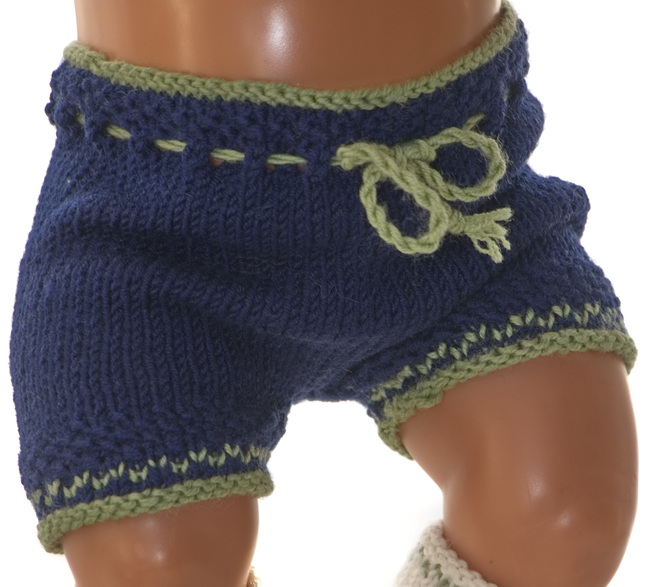 Your Baby Born doll will love these cozy green and blue pants. With playful eyelets and a snug fit, they’re perfect for her daily activities.