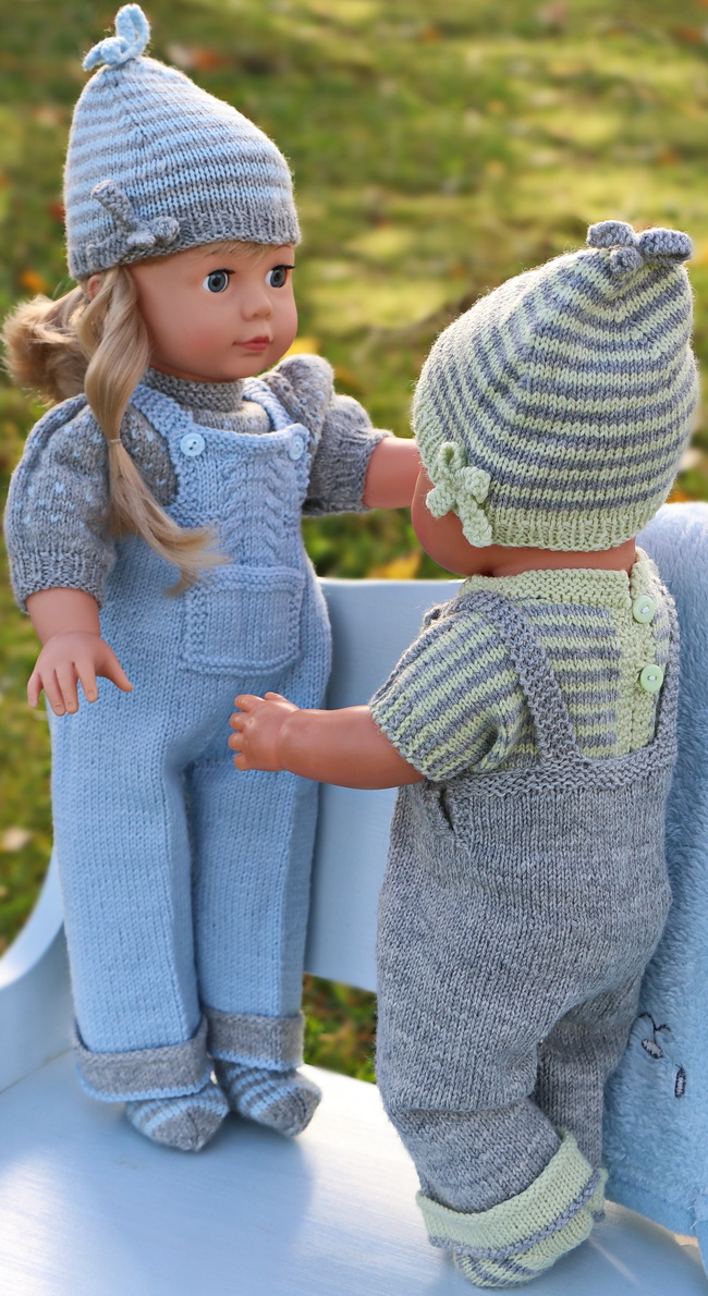 Dette mønsteret viser elegante bukser i beroligende nyanser av blått og grått, perfekte for en dag ute. Buksene er ikke bare visuelt tiltalende med sine kontrasterende mansjetter pent brettet rundt dukkens ben, men de lover også en engasjerende strikkeopplevelse med en blanding av enkle masker og mer intrikat kabelarbeid som tilfører et snev av sofistikasjon til plagget.